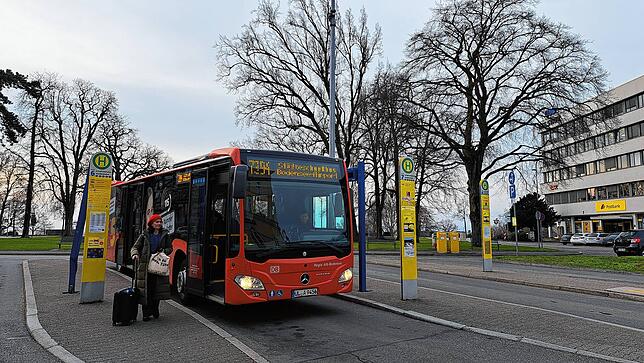 Der Städteschnellbus 7394 verbindet die Stadt Friedrichshafen mit dem Bodensee-Airport.