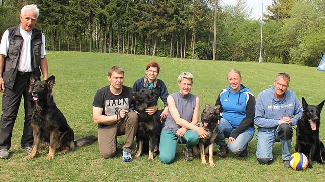 Überaus zufriedene Gesichter gab es bei der Frühjahrsprüfung beim Verein für Schäferhunde in Blumberg. Wolfgang Pietrzyk mit ...