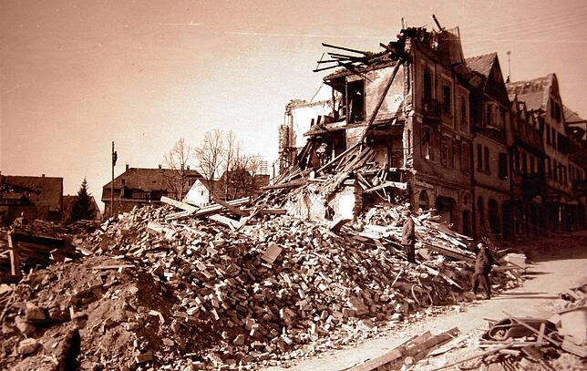 Riesige Schutthaufen türmen sich in der Donaueschinger Zeppelinstraße auf. Ende 1945 war die Stadt mehrmals von schweren amerikanischen ...