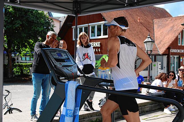 Beim Marathon auf dem Laufband fällt Benedikt Hoffmanns Blick meist auf die Anzeige des Laufbands. Auf einem Fleck zu laufen ist eine ...