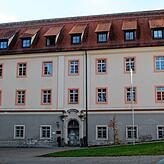 Derzeit besuchen rund 480 Mädchen die Heimschule Kloster Wald, wobei die Mehrzahl aus der Region kommt, nur 85 sind derzeit im Internat.