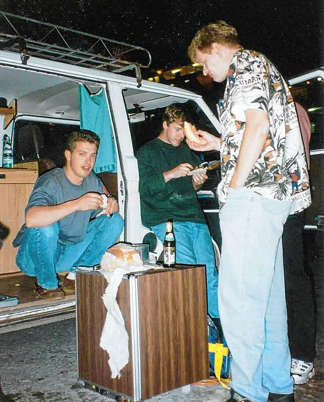 Michael Lehmann (links) mit seinen Studienkollegen Andreas Schönstein und Holger Birkle in Genua. Im Hintergrund sind die Lichter der ...