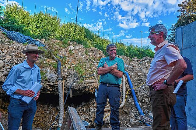 Unterirdisch: Michael Jenisch, Erhard Reiser und Bürgermeister Michael Thater schauen sich die Baustelle beim Vorort-Termin genau an. An ...