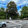 Hinter dem grünen Wall liegt das Grundstück mit der Hausnummer Hauptstraße 1. Hier plant die Gemeinde Gottmadingen ein zweites Wohnhaus ...