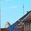 Den Klimaschutz hat sich die Stadtverwaltung oben auf die Agenda gesetzt, der Weg zur Klimaneutralität ist aber steinig. Hier montieren ...