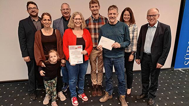 4. Platz: Der Verein „Natur erleben Küssaberg“ darf sich über 2250 Euro freuen. Von links: Markus Baier, Eva Schneider, Thomas Kaiser, ...