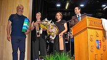 Bürgermeister Ozan Topcuogullari (rechts) bedankt sich bei Architekt und Bauleitung. Im Bild von links: Architekt Fredi D‘Aloisio, ...