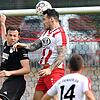 Einsatz: Danilo Leggio vom FC Tiengen 08 (Mitte) klärt beim 1:8 in der Partie beim VfR Bad Bellingen.