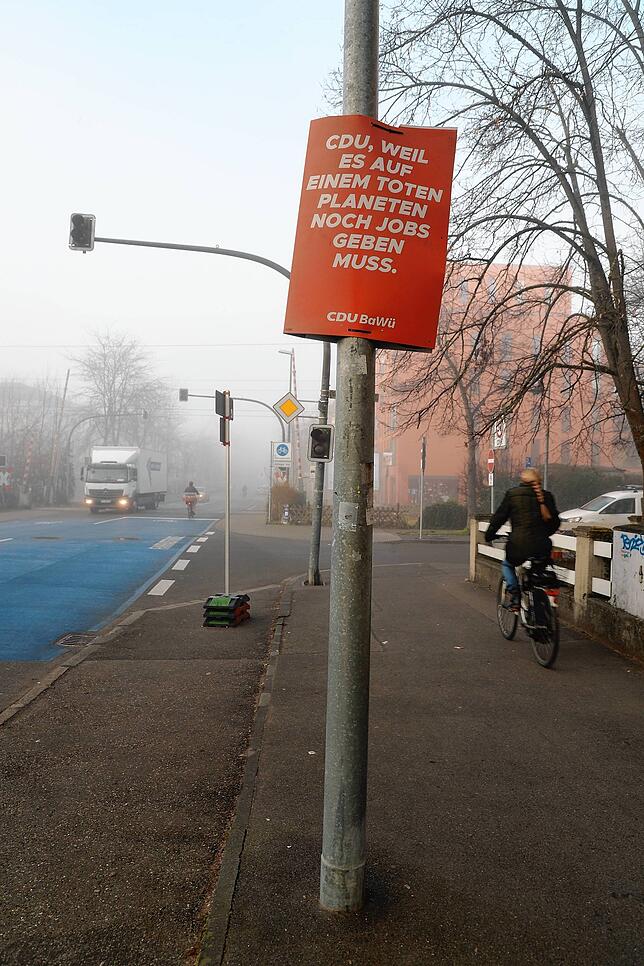 Von Extinction Rebellion gefälschtes und aufgehängtes CDU-Wahlplakat in der Konstanzer Jahnstraße (Donnerstag, 25. Februar).