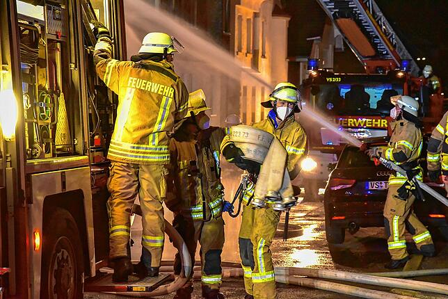 Rund 150 Einsatzkräfte der Feuerwehr bekämpfen das Feuer. Insgesamt sind mit Rettungskräften und THW rund 250 Kräfte im Einsatz.