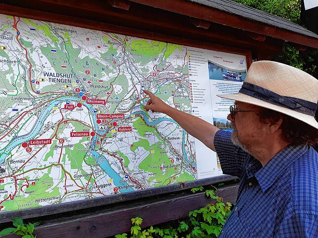 Rainer Feudel, Vorsitzender des Schwarzwaldvereins Waldsut-Tiengen zeigt Wanderstrecken in Waldshut