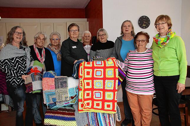 Die Wollmäuse des Awo-Ortsvereins Wutöschingen haben 20 bunte Wolldecken für die Bewohner des Pflegeheims im Seniorenzentrum ...