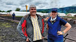Kreisjugendwart Andreas Zeller und Daniela Wiest vom Organisationsteam des Kreisjugendfeuerwehrzeltlagers ziehen am Abbautag eine ...