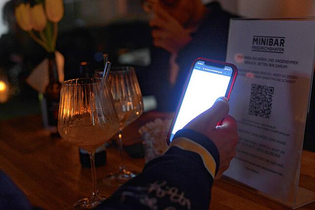 QR-Code statt Papier: In der „Minibar“ kann auf Stift und Papier verzichten, wer möchte und ein Smartphone besitzt. Die ...