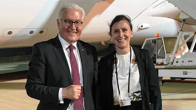 Off-Gride-Geschäftsführerin Christiane Kragh und Bundespräsident Frank-Walter Steinmeier vor dem Abflug in den Senegal.
