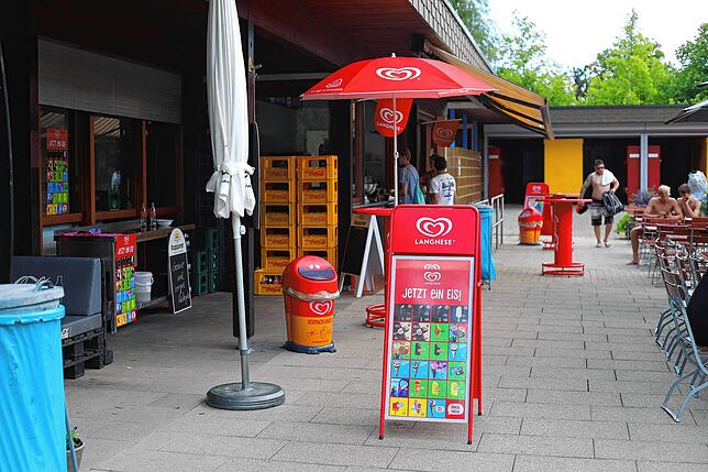 Mehrere Eisschilder sollen Kunden bei der Entscheidungsfindung helfen, bevor sie an der Theke stehen.