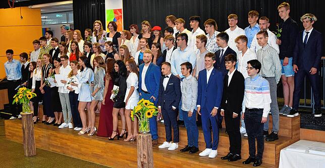 Auch am Gymnasium Überlingen schlossen die Abiturienten ihre Schulkarrieren ab. Die Schüler sind: Akbas, Kaan; Albayrak, Cem; Bärtl, ...
