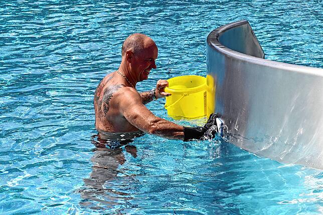 Schwimmmeister Andreas Donay reinigt den Bodensprudler im „Solara“ Freibad.