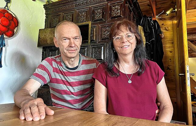 Fritz und Elke Beck in der einstigen Stube des Hofes. Fritz Beck, Jahrgang 1961, hat hier seine Kindheit verbracht. „Damals hatten wir ...