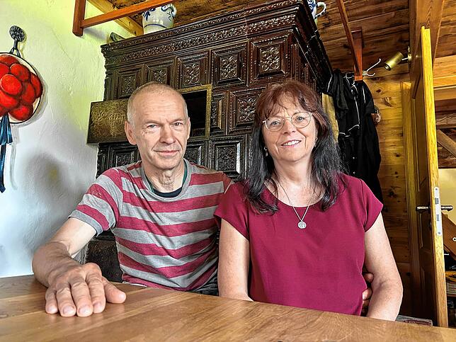 Fritz und Elke Beck in der einstigen Stube des Hofes. Fritz Beck, Jahrgang 1961, hat hier seine Kindheit verbracht. „Damals hatten wir ...