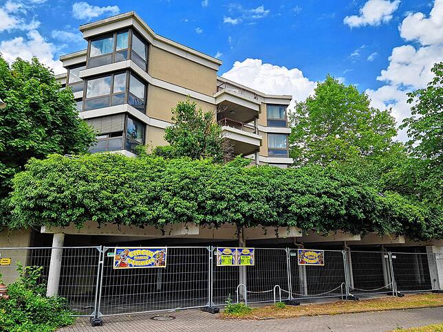 In wenigen Wochen soll der Altbau des Matthias-Claudius-Hauses weichen. Abriss des Altbaus und Bau des Ärztehauses finden in ...