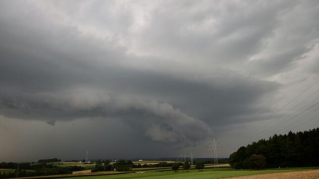 Wetterexperten erwarten Gewitter und unwetterartiger Starkregen - vor allem im Osten Baden-Württembergs. (Symbolbild)