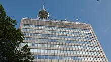 Aus den leerstehenden Büros sollen Wohnungen werden: Die Immobilienentwicklungsfirma BPD hat das Telekom-Hochhaus in ...
