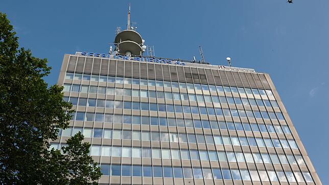 Aus den leerstehenden Büros sollen Wohnungen werden: Die Immobilienentwicklungsfirma BPD hat das Telekom-Hochhaus in ...