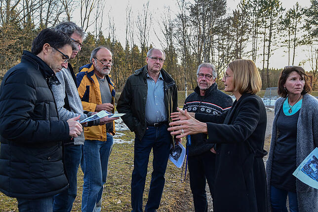 Kathrin Mecke erläutert den Gemeinderäten die Auswirkungen der geplanten Märkte auf ihre Schule. Von links Hans Mack, Jan-Jürgen ...