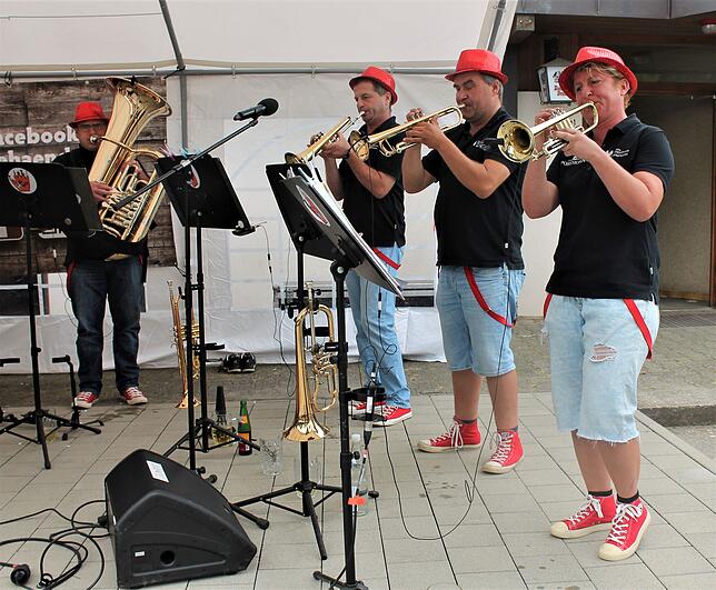 Polka, Pop und Rock‘n‘Roll: Die achtköpfige Formation Halbe Händsche aus dem Rothauser Land (hier das Trompetenregister mit ...