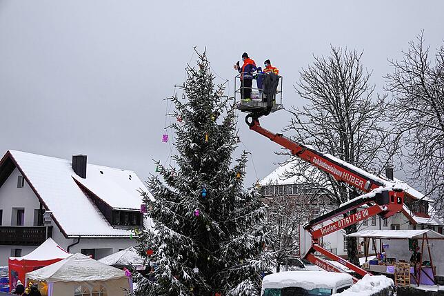 Das Herz muss an den rechten Fleck: Die Jugendfeuerwehr zusammen mit den Kindern trotzen dem Sturm und den heftigen Schneeschauern und ...