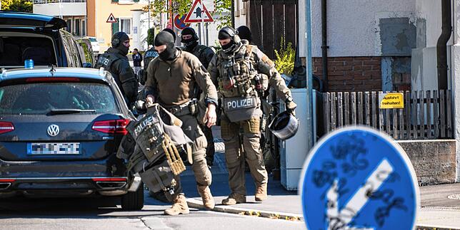 SEK-Einsatz in Konstanz-Fürstenberg: Spezialkräfte stürmen die Wohnung, in der sich auch eine Schusswaffe befinden soll.