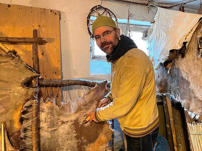 In seiner Werkstatt präpariert Klek die Felle und Leder selbst.