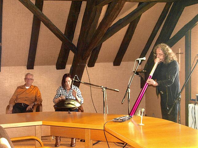 Bei der Vernissage im Artrathaus in Görwihl sorgten die beiden Aussteller Toni Gerteis und Maria Schäfer zusammen mit Organisator ...