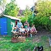 Gemütliches Probesitzen auf der gespendeten Gartenbank im Erzinger Gemeinschaftsgarten. Im Bild von links: Die Vereinsvorsitzenden des ...