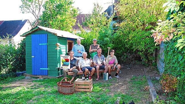Gemütliches Probesitzen auf der gespendeten Gartenbank im Erzinger Gemeinschaftsgarten. Im Bild von links: Die Vereinsvorsitzenden des ...