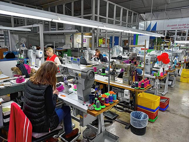 Blick in die Näherei von Ricosta im Jahr 2023. Im Donaueschinger Werk entstehen täglich mehr als tausend Schuhe.