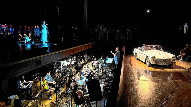 Große Bühne: Auch ein Oldtimer spielte eine Rolle beim Bluesical des GZG. Im Orchestergraben spielt die GZG-Bigband, auf der Bühne singt ...