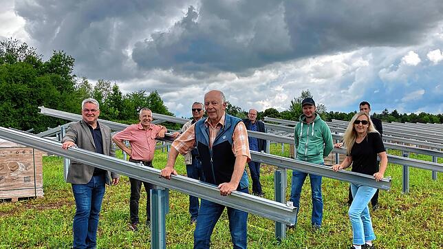 Bürgermeister Ralf Baumert (von links), Bebauungsplaner Joachim Geiger, Julius Billinger, Klaus Billinger (Eigentümer), Bene Müller ...