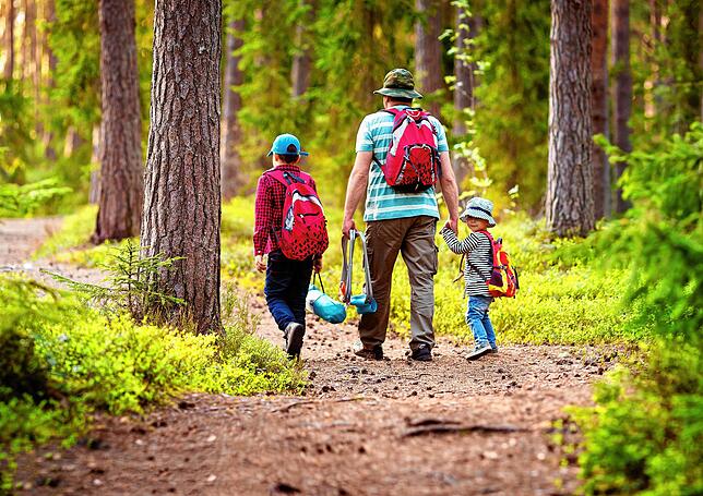 Raus an die frische Luft: Bewegung ist für große und kleine Kinder in diesen Zeiten besonders wichtig. Familien sollten dennoch die ...