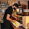 Zum Abholen: Im Restaurant &bdquo;Black Forest Burger&ldquo; in der Waldshuter Innenstadt können Kunden Essen bestellen und dieses ...