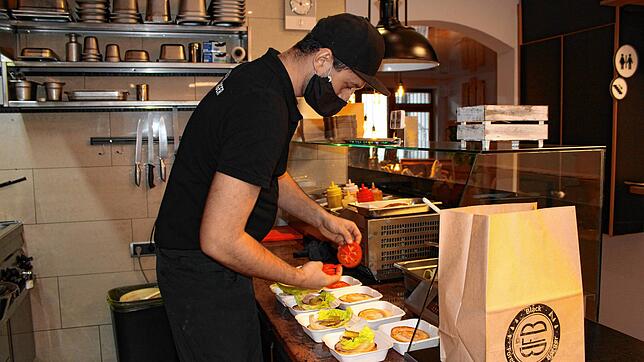 Zum Abholen: Im Restaurant &bdquo;Black Forest Burger&ldquo; in der Waldshuter Innenstadt können Kunden Essen bestellen und dieses ...