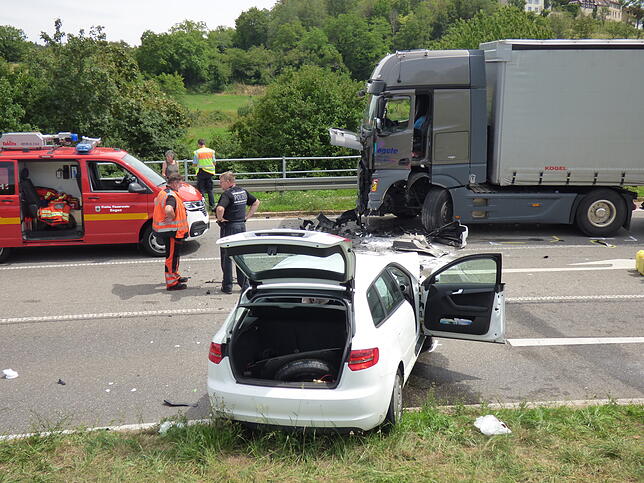 Die beiden Fahrzeuge nach dem Frontalzusammenstoß.