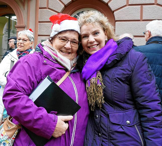 Herzliche Verbundenheit: Petra Lüthy (links) vom Landratsamt und Bürgermeisterin Petra Dorfmeister vor dem Tiengener Rathaus.