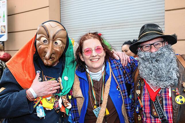 Bild 29: Buntes Treiben in den Gassen &ndash; Narren erobern bei der Straßenfastnacht die Stadt