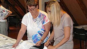 Die Wahlhelfer – im Bild (von links) Diana Tritschler und Kirstin Fromm – hatten beim Stimmenauszählen alle Hände voll zu tun.