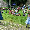 Bei Shiva Grings (links) werden auch die Zuschauer zu kleinen Stars. Auf dem Kirchplatz hatte der Performance-Künstler wohl nicht mit ...
