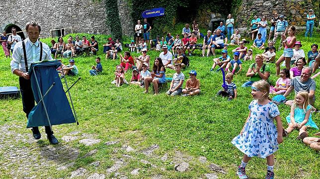 Bei Shiva Grings (links) werden auch die Zuschauer zu kleinen Stars. Auf dem Kirchplatz hatte der Performance-Künstler wohl nicht mit ...