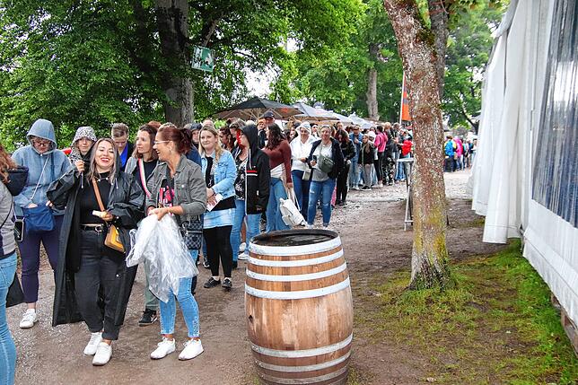 Lange Schlangen vor dem Einlass: Die Fans warten im Regen geduldig, bis sie auf das Festivalgelände gelassen werden.