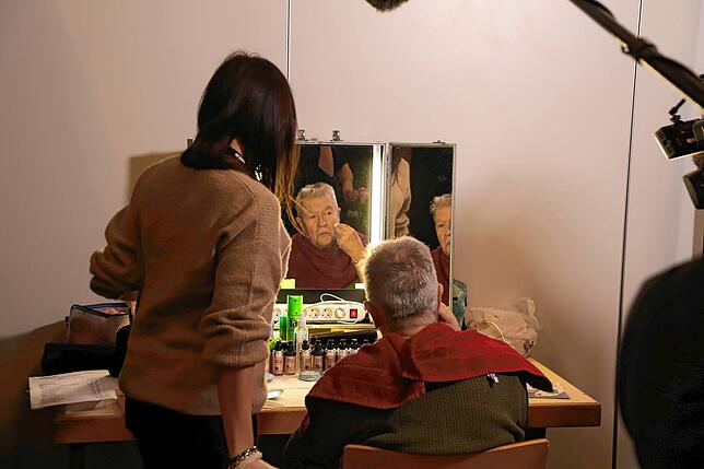 Neue Erfahrung: Norbert Heizmann und die übrigen Künstler mussten sich in der Maske selbst Make-up auftragen – die Stylistin gab ...